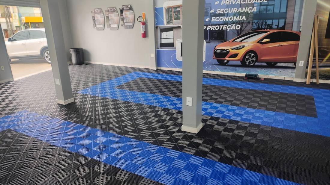 Área de aplicação de películas da City Car Films, com piso azul e preto
