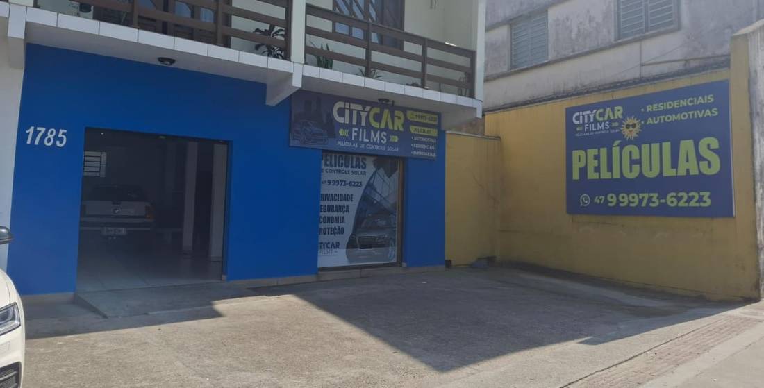 Fachada azul da City Car Films, número 1785, com placa de películas residenciais e automotivas