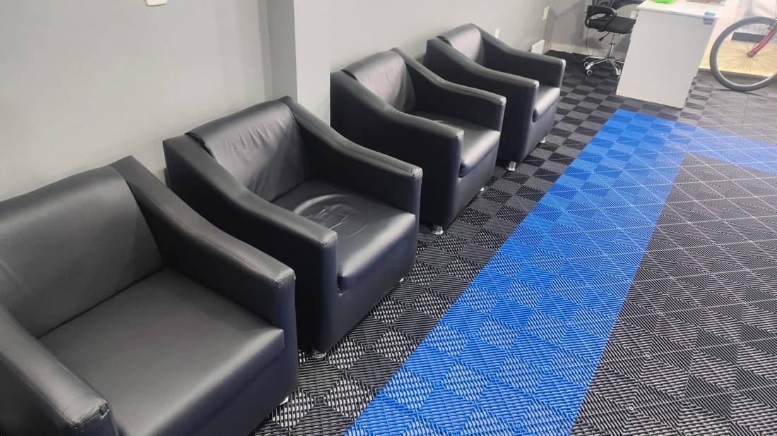 Sala de espera da City Car Films com poltronas