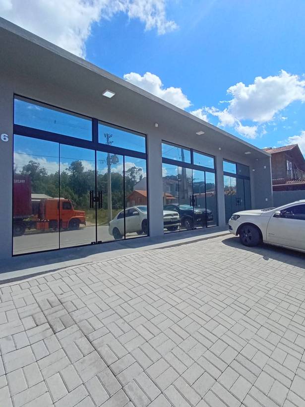 Fachada comercial com película de controle solar